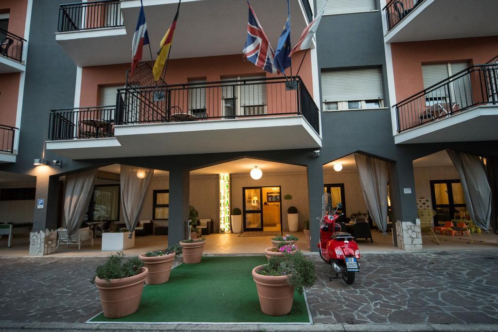 Hotel Antagos Монтесильвано Экстерьер фото